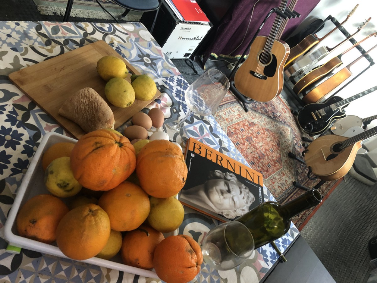 Frutta, spartiti e chitarre nell’area creativa di Apricots Studio