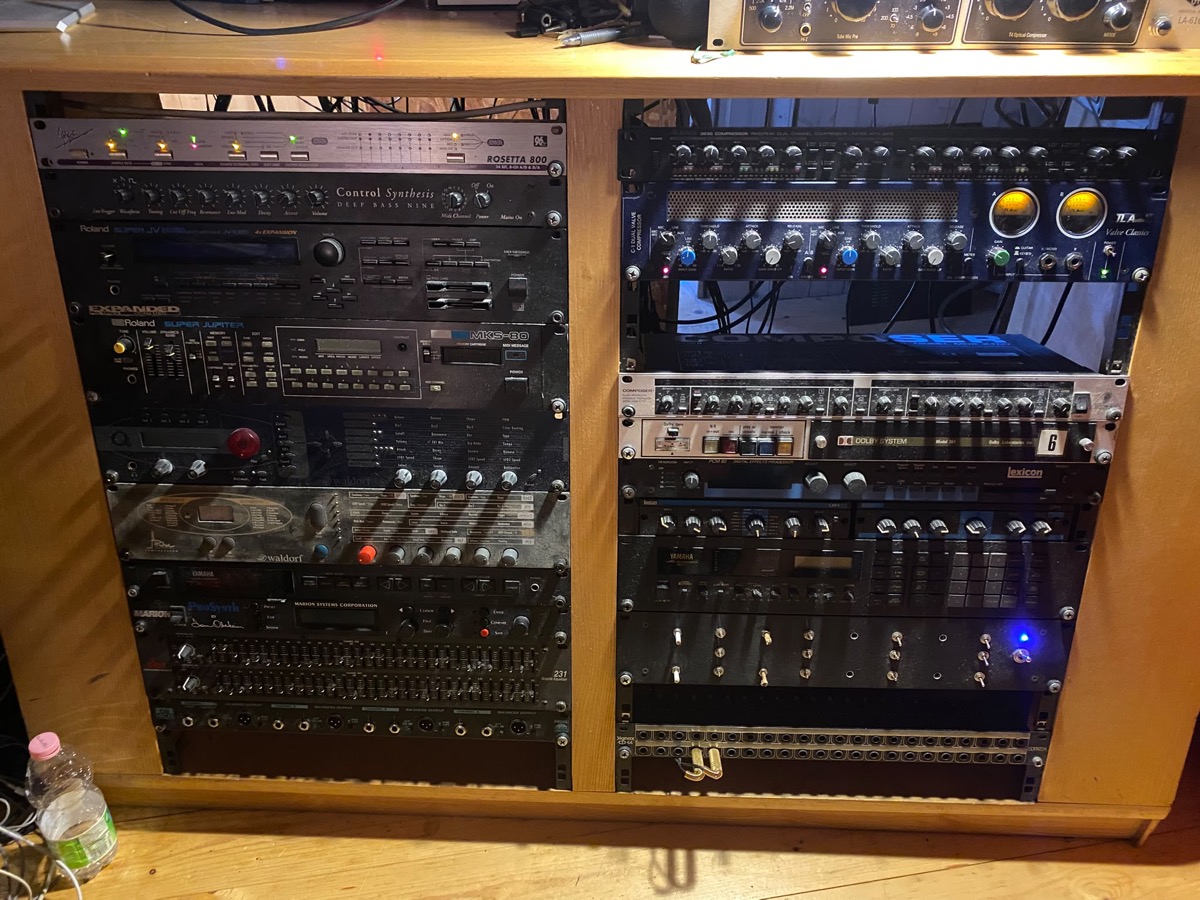 Dettaglio degli outboard hardware del Globe Tribe Studio