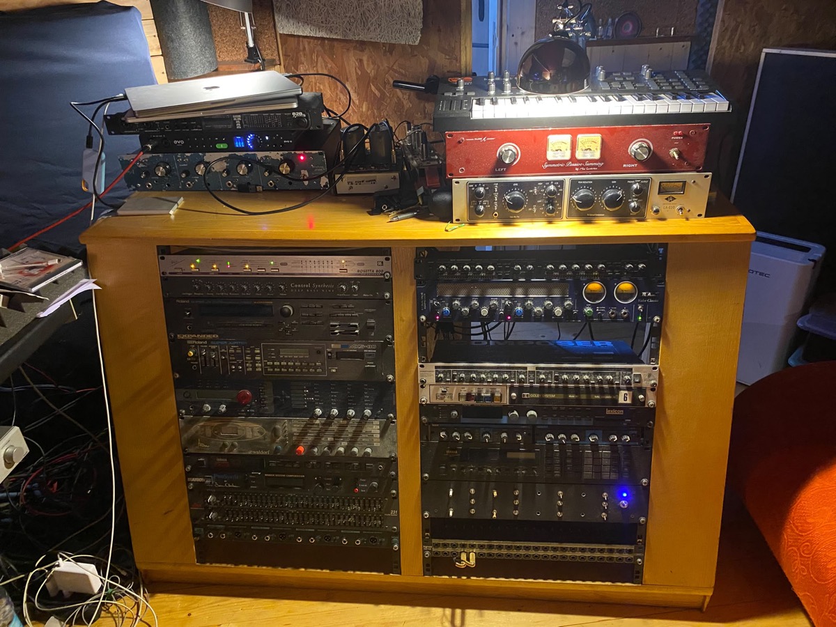 Rack di outboard analogici e digitali del Globe Tribe Studio