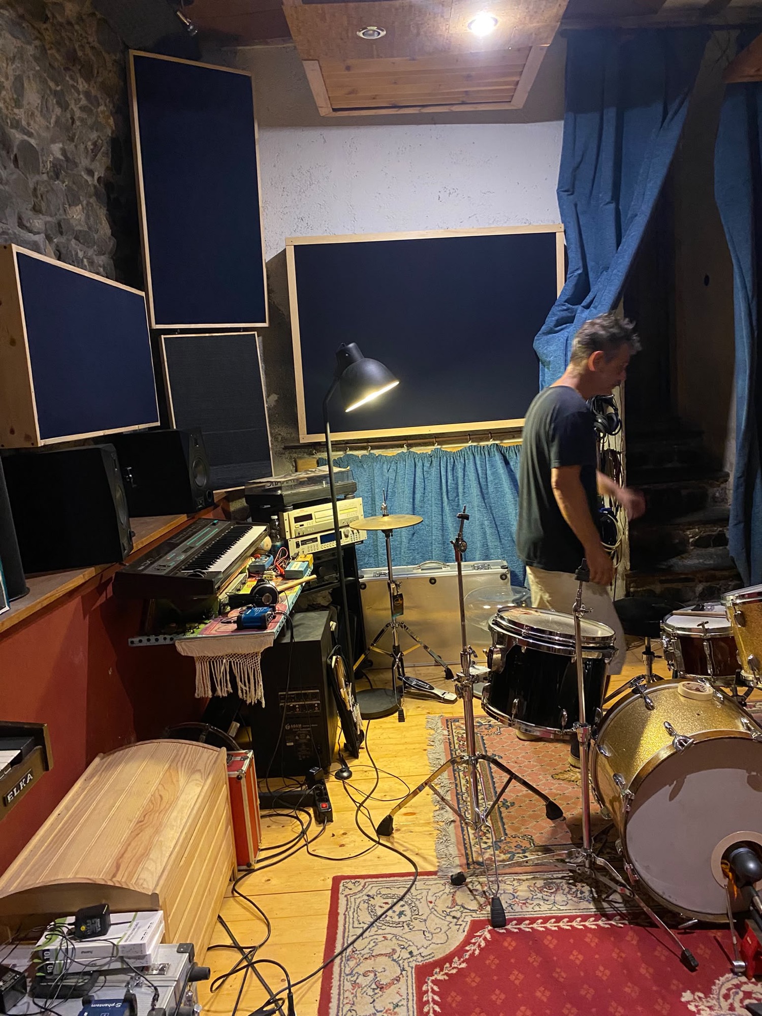Sala di ripresa del Globe Tribe Studio con batteria, tastiere e pannelli acustici