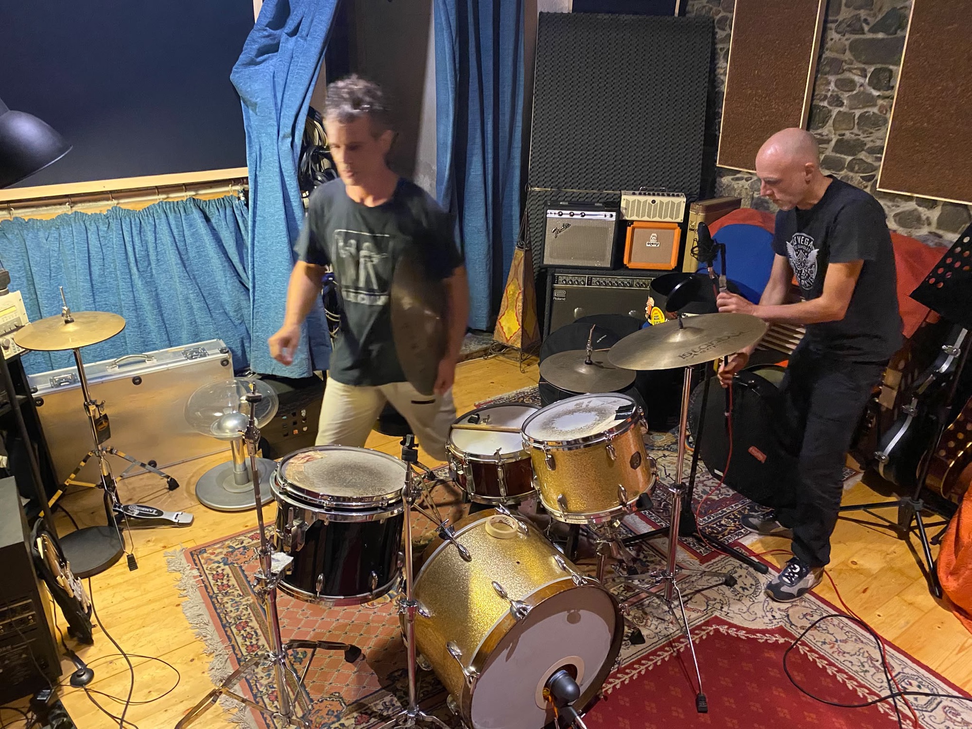 Preparazione di una sessione di registrazione della batteria al Globe Tribe Studio