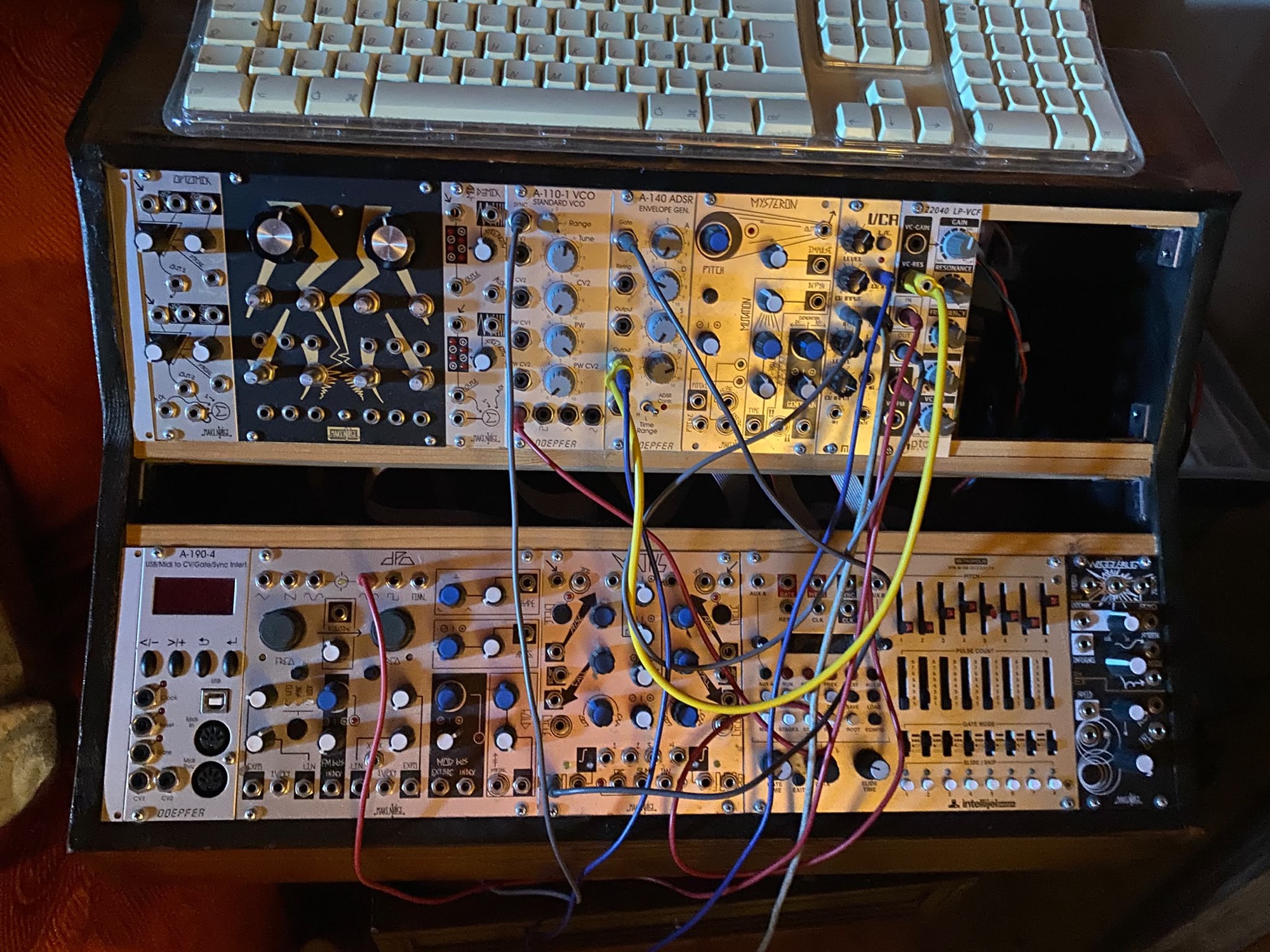 Sintetizzatore modulare con cavi patch al Globe Tribe Studio