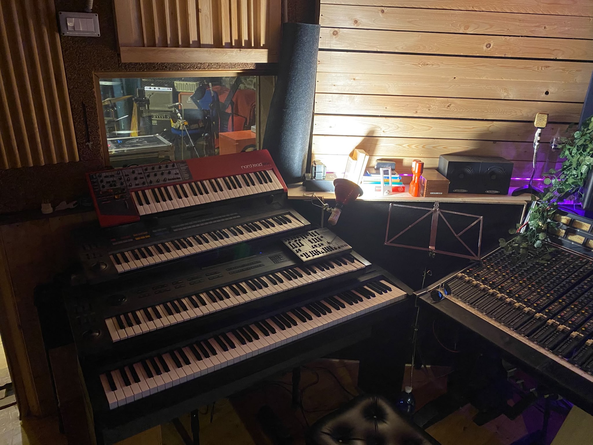 Tastiere, sintetizzatori e console analogica nella regia del Globe Tribe Studio