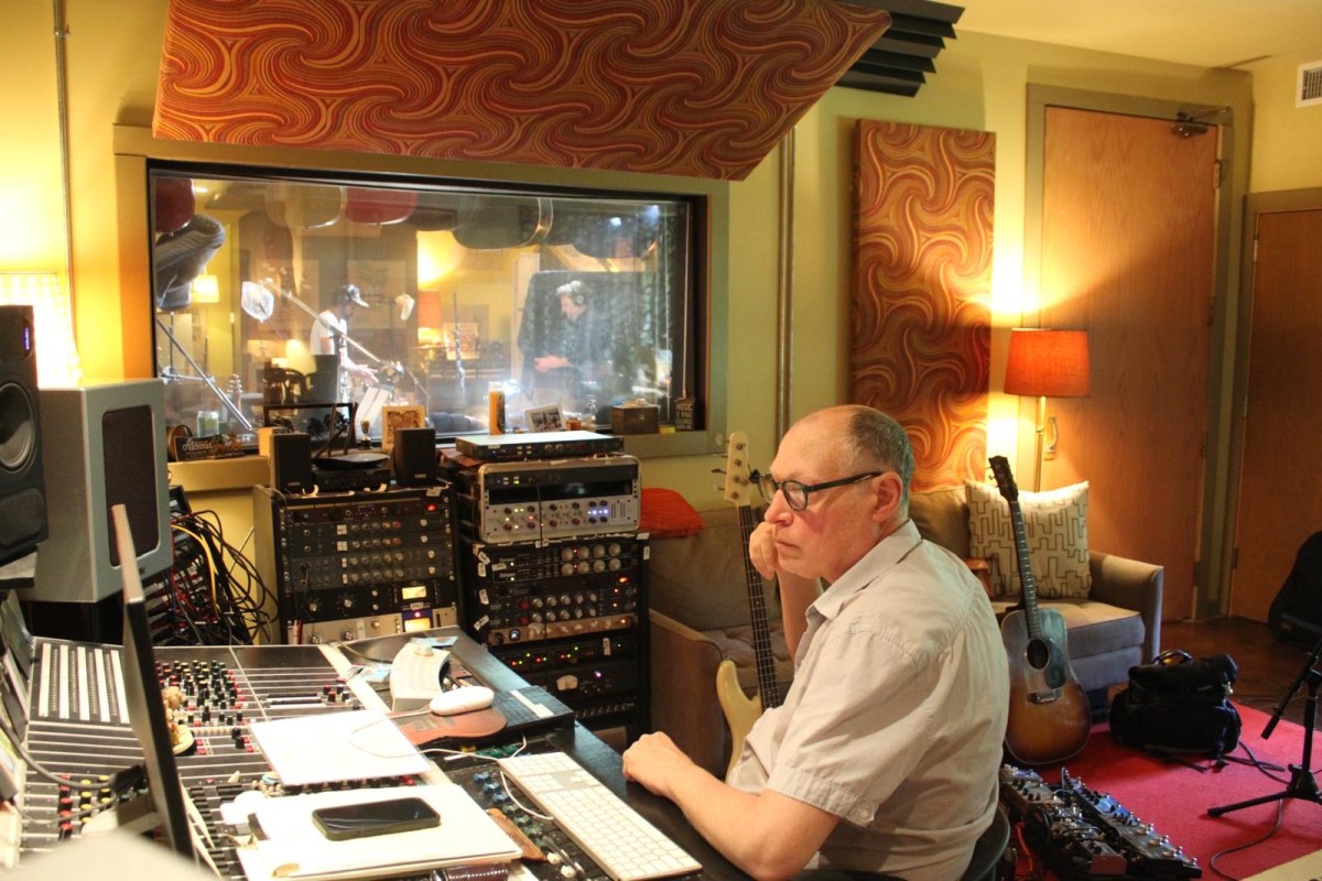 Joe Pisapia nella regia del Middletree Studio davanti a console e outboard