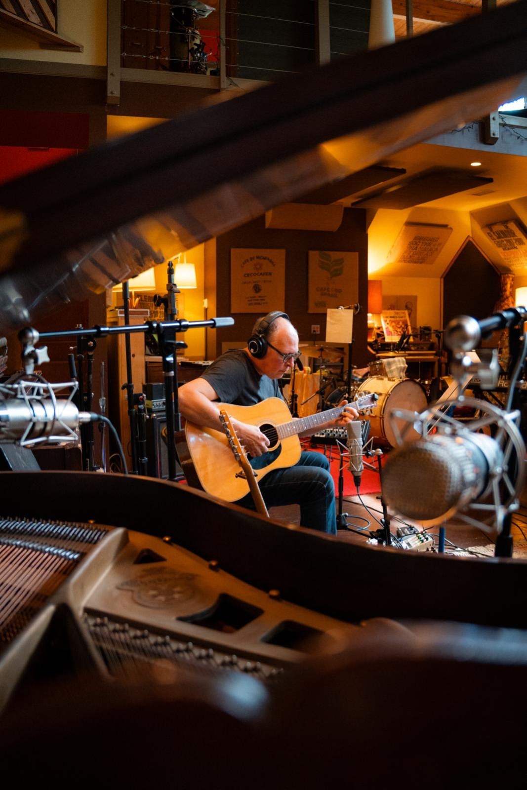 Chitarrista ripreso fra pianoforte e microfoni al Middletree Studio