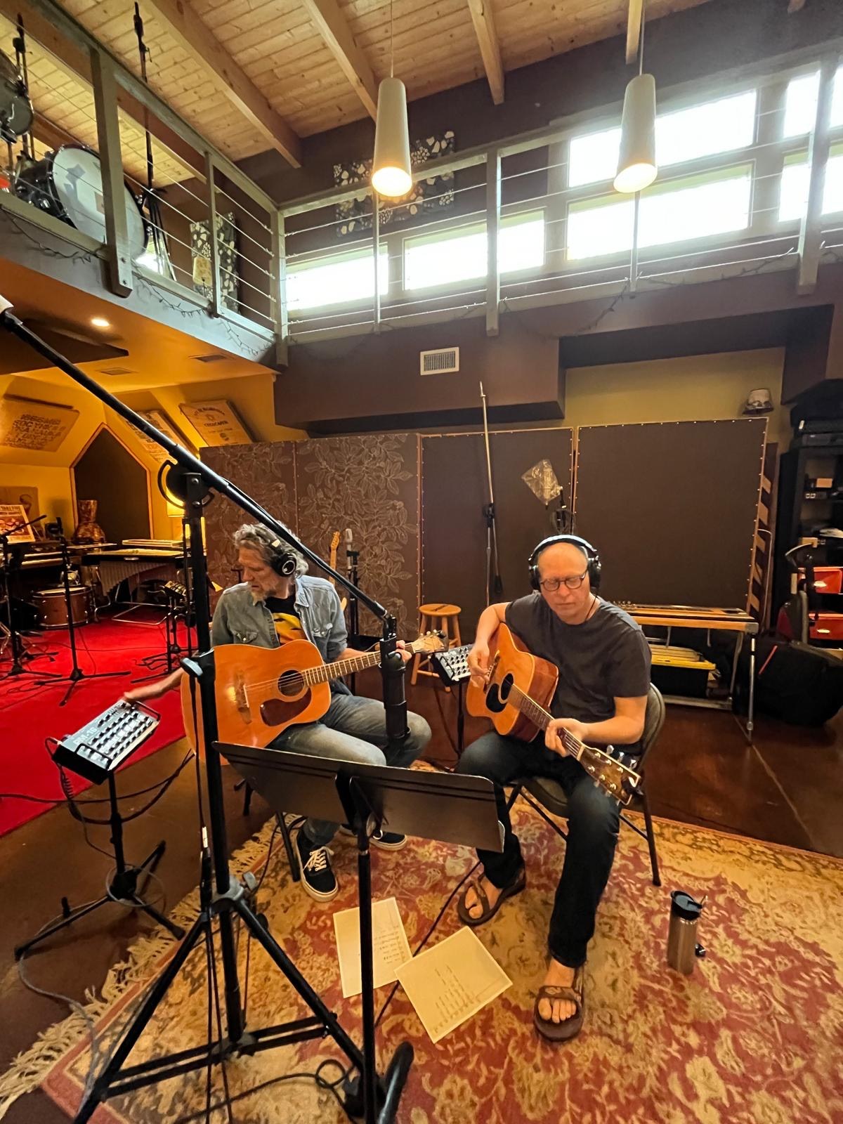 Due chitarristi durante una sessione live al Middletree Studio