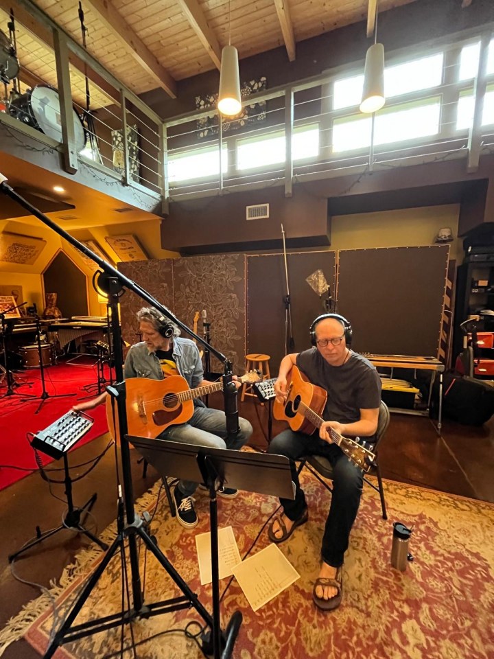 Due chitarristi durante una sessione live al Middletree Studio