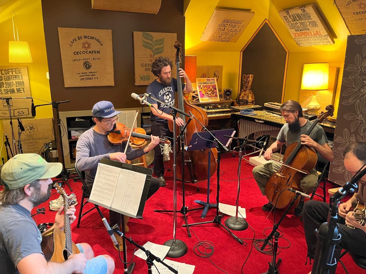 Ensemble acustico disposto attorno ai microfoni del Middletree Studio