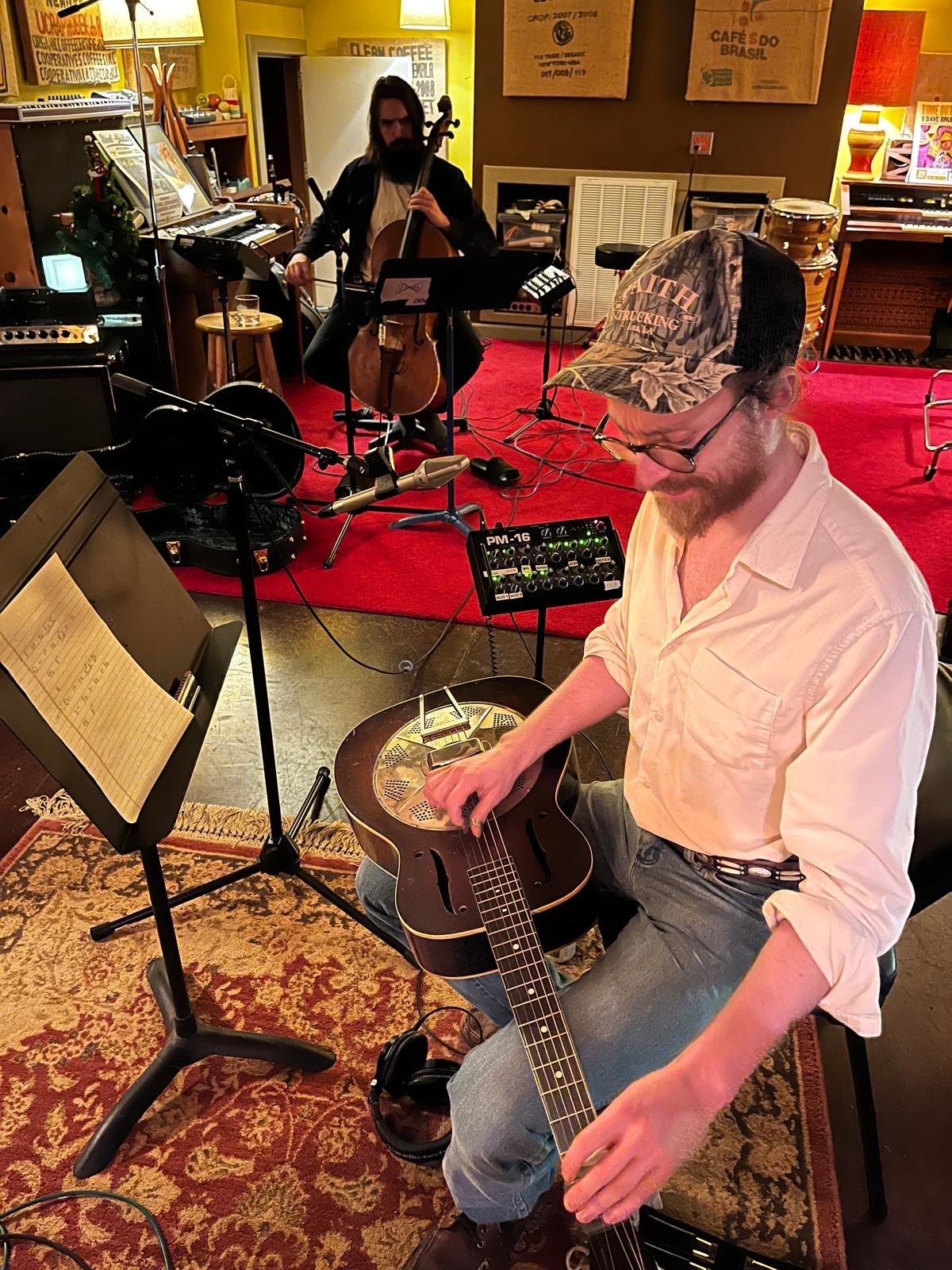 Chitarra resofonica e violoncello durante una registrazione al Middletree Studio