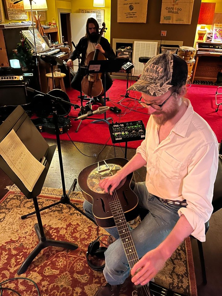 Chitarra resofonica e violoncello durante una registrazione al Middletree Studio