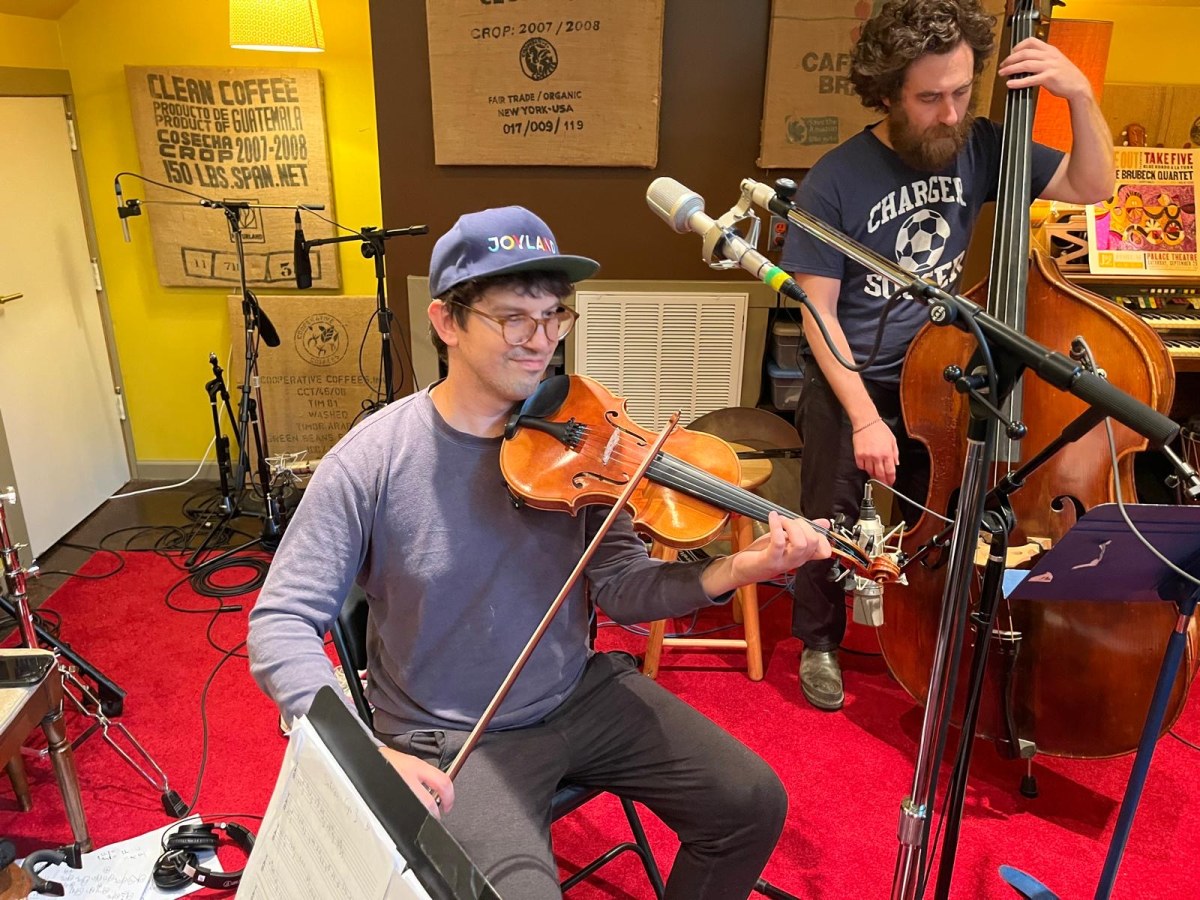 Violinista e contrabbassista ripresi con microfoni al Middletree Studio