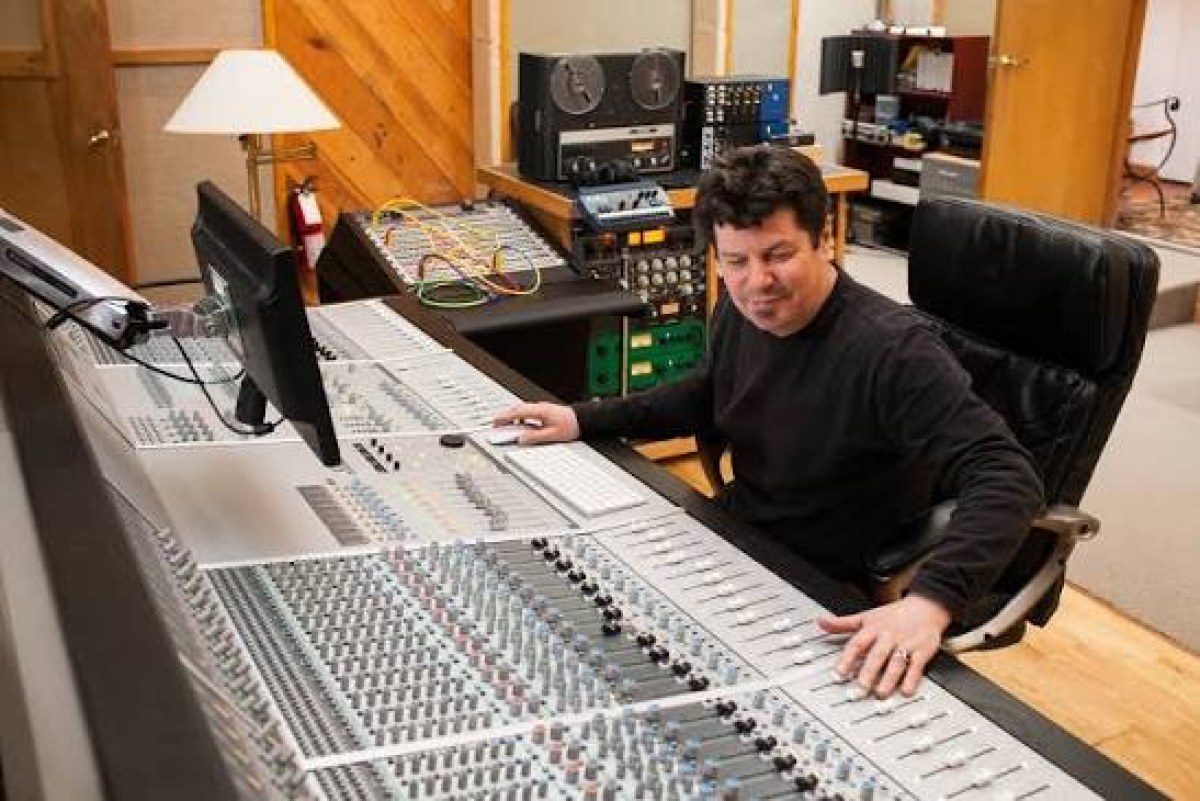 Jono Manson al lavoro sulla grande console del The Kitchen Sink Studio