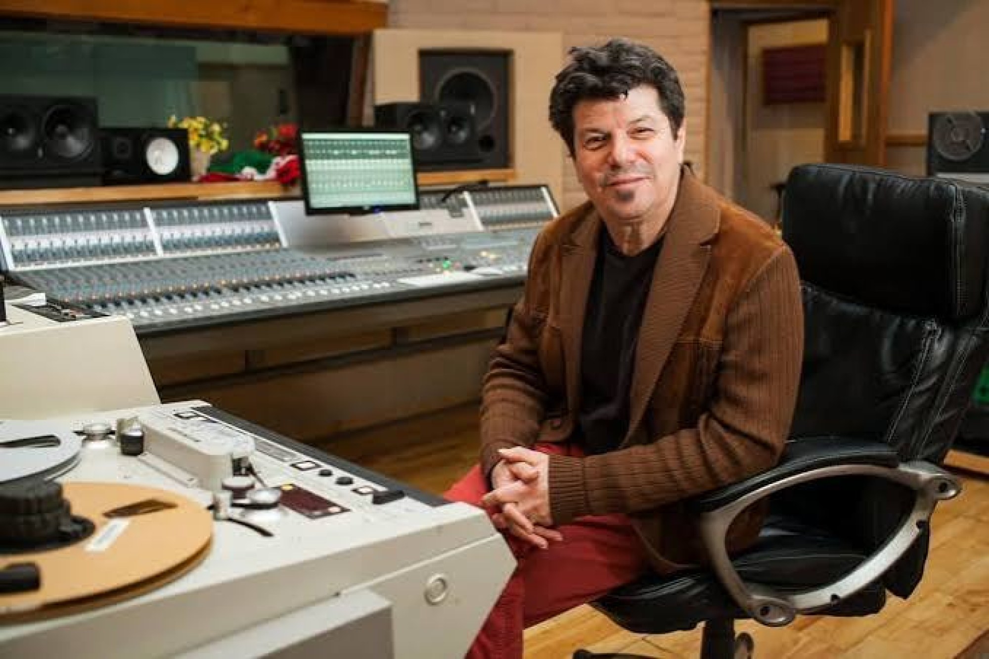 Jono Manson nella regia del The Kitchen Sink Studio con console e registratore a bobine