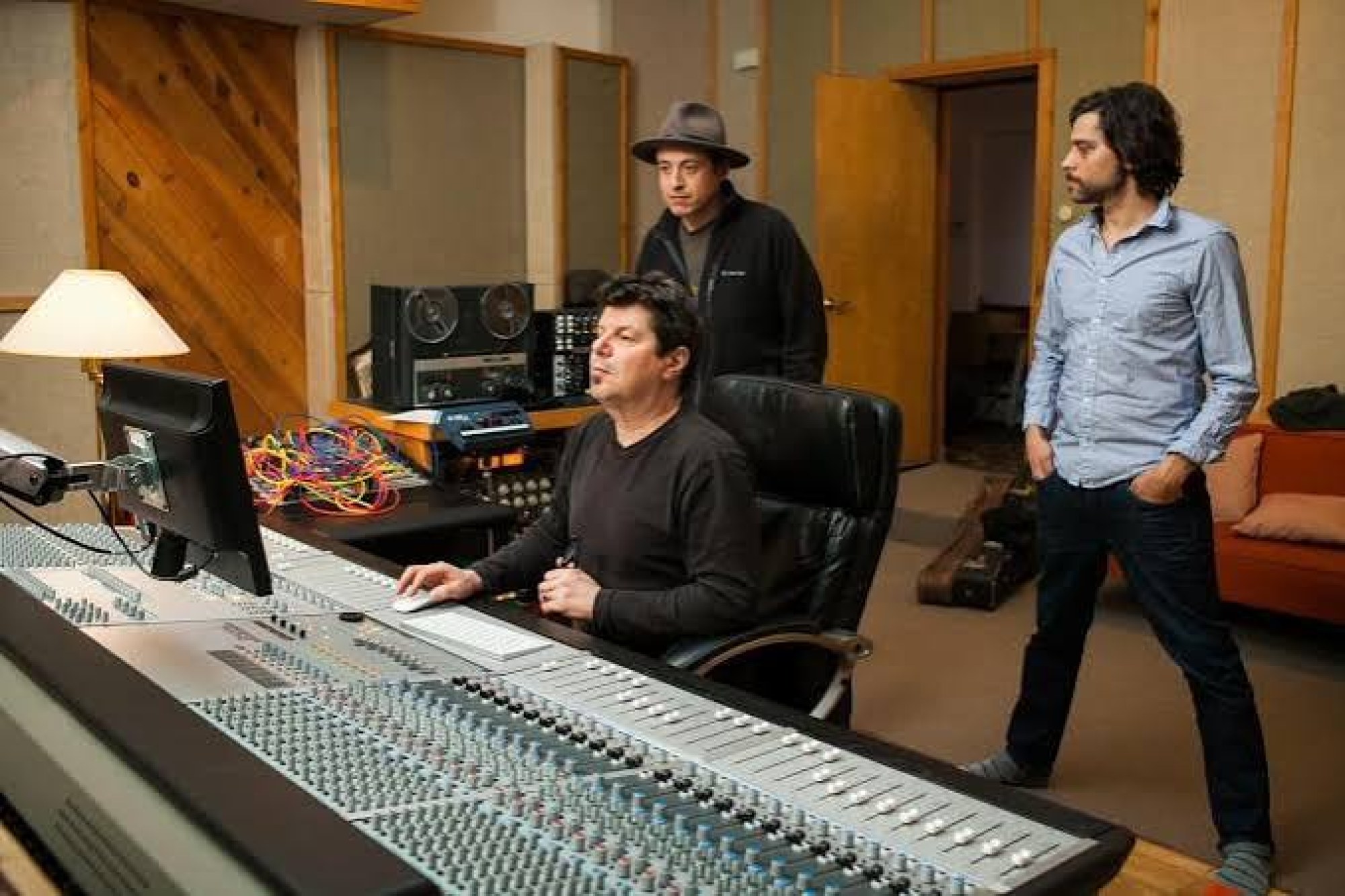 Jono Manson e musicisti durante una sessione nella regia del The Kitchen Sink Studio