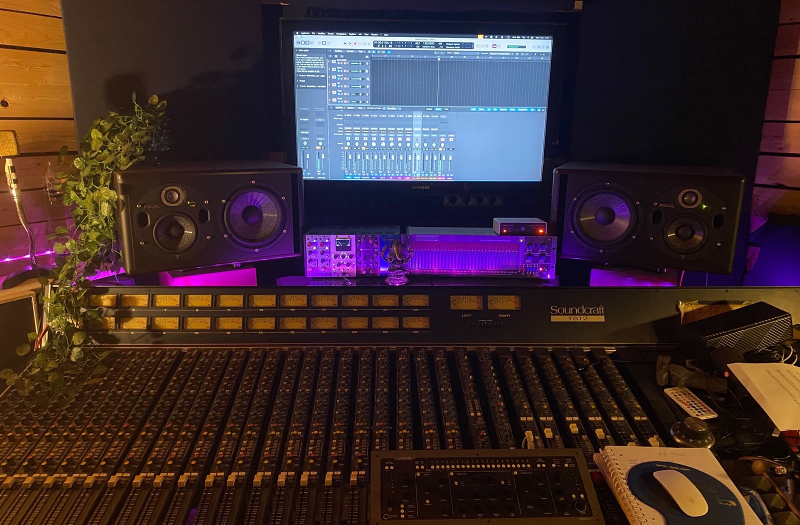 Regia del Globe Tribe Studio con console Soundcraft, monitor e workstation audio