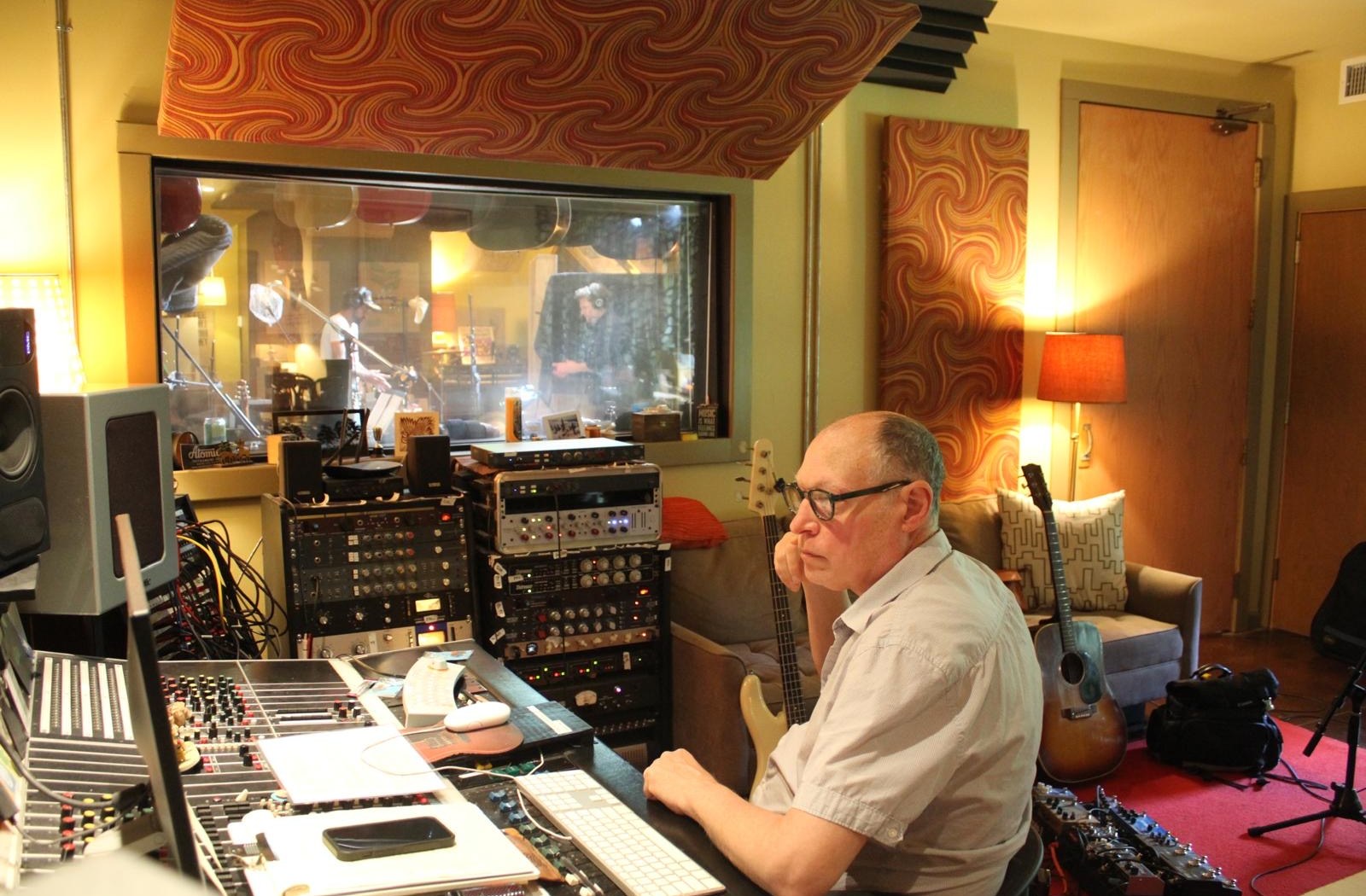 Joe Pisapia al lavoro nella regia del Middletree Studio di East Nashville