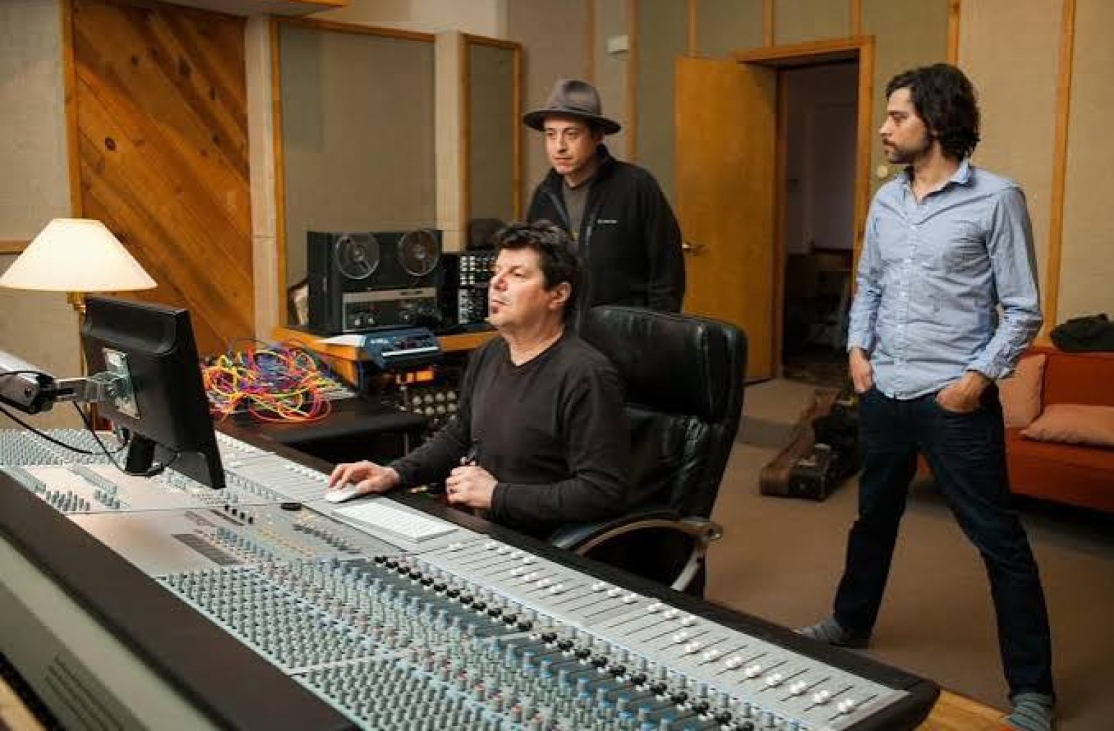Jono Manson e musicisti nella regia del The Kitchen Sink Studio di Santa Fe